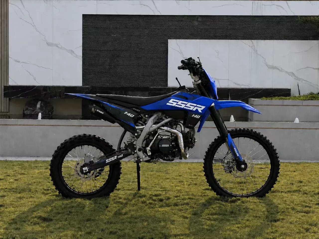 Питбайк SSSR Force 140, синий, вид сбоку